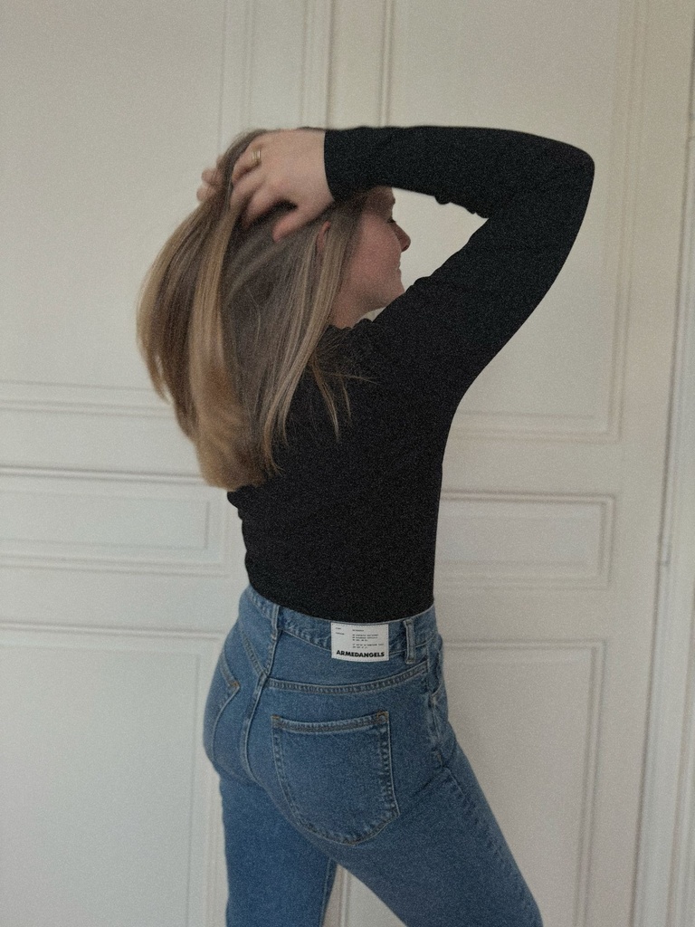 jean-jeans-armedangels-tshirt-noir-intemporel-look-totallook-outfit-vetements-durable-1.JPG