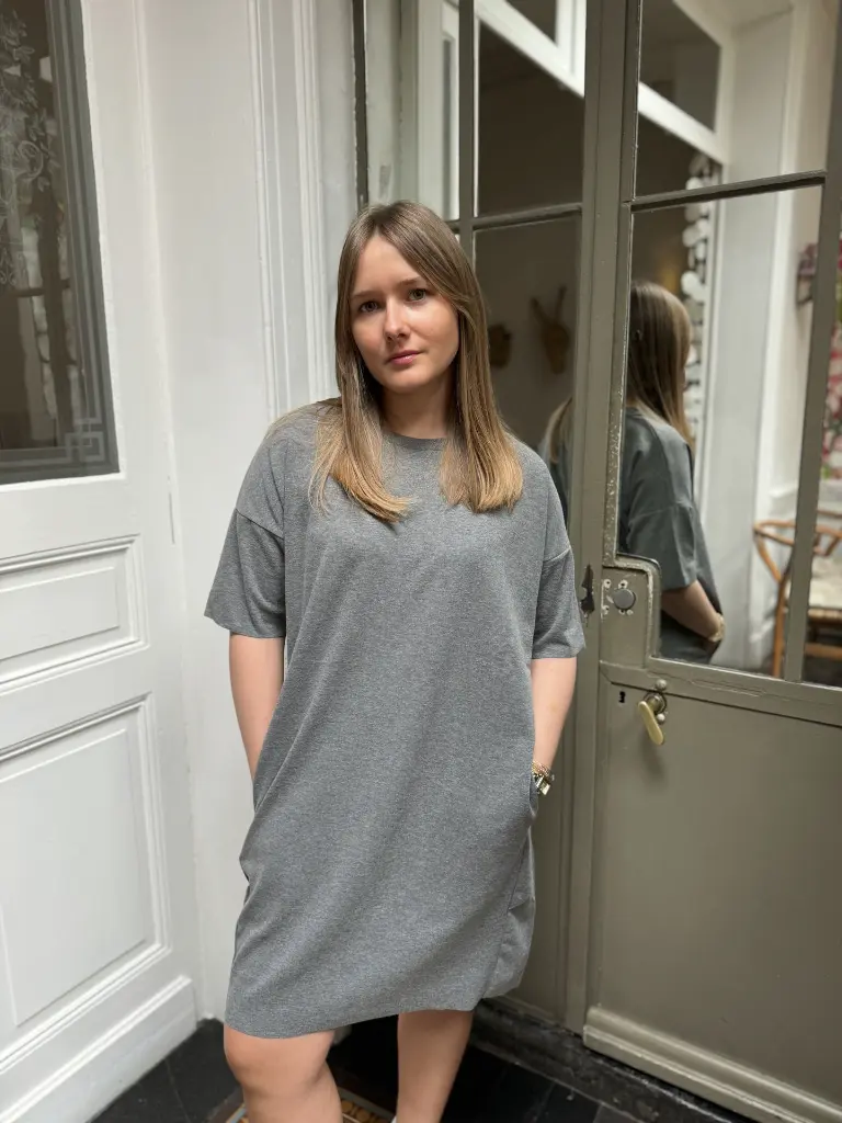robe-dress-grey-grise-gris-oversize-armedangels-robefemme-robetshirt-sustainable6.webp