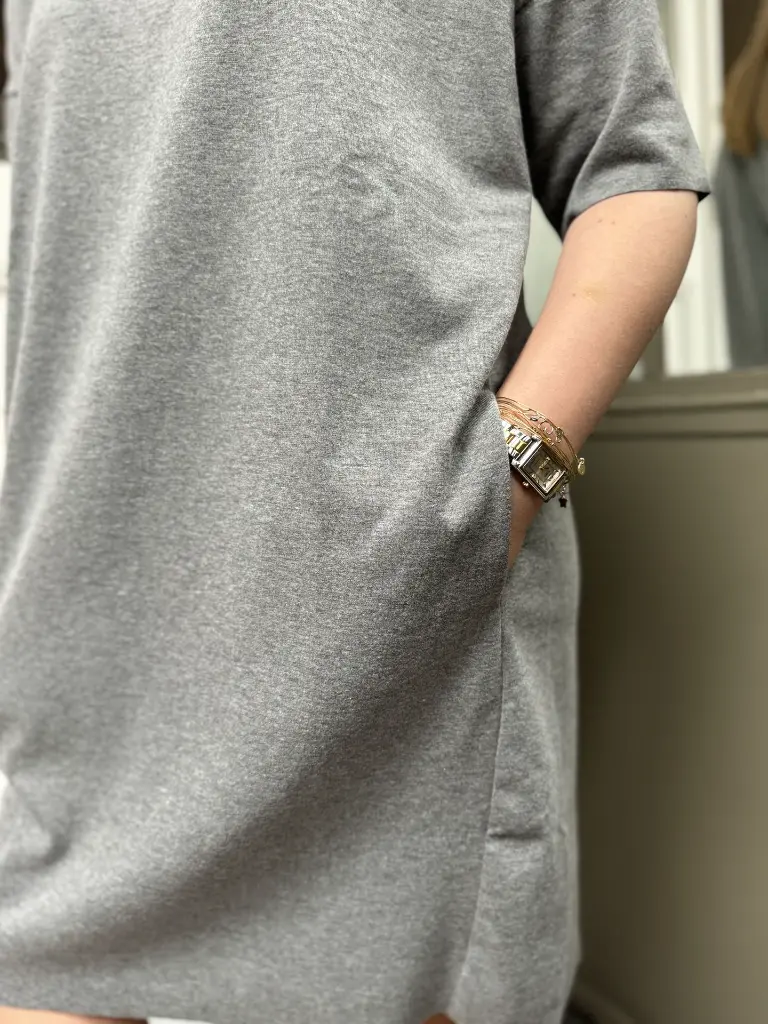 robe-dress-grey-grise-gris-oversize-armedangels-robefemme-robetshirt-sustainable4.webp