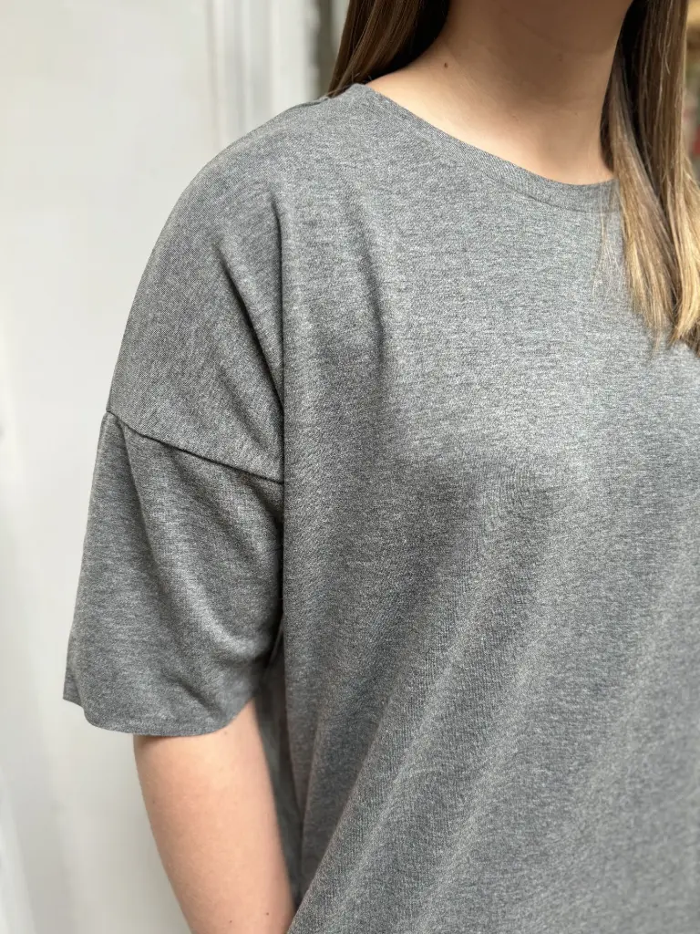 robe-dress-grey-grise-gris-oversize-armedangels-robefemme-robetshirt-sustainable5.webp