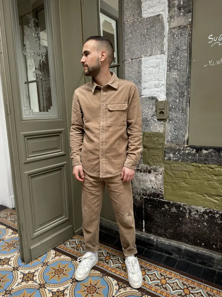 ensemble-velours-velourscotele-minimumfashion-modehomme-pantalonhomme-chemisehomme-modedurable8.webp