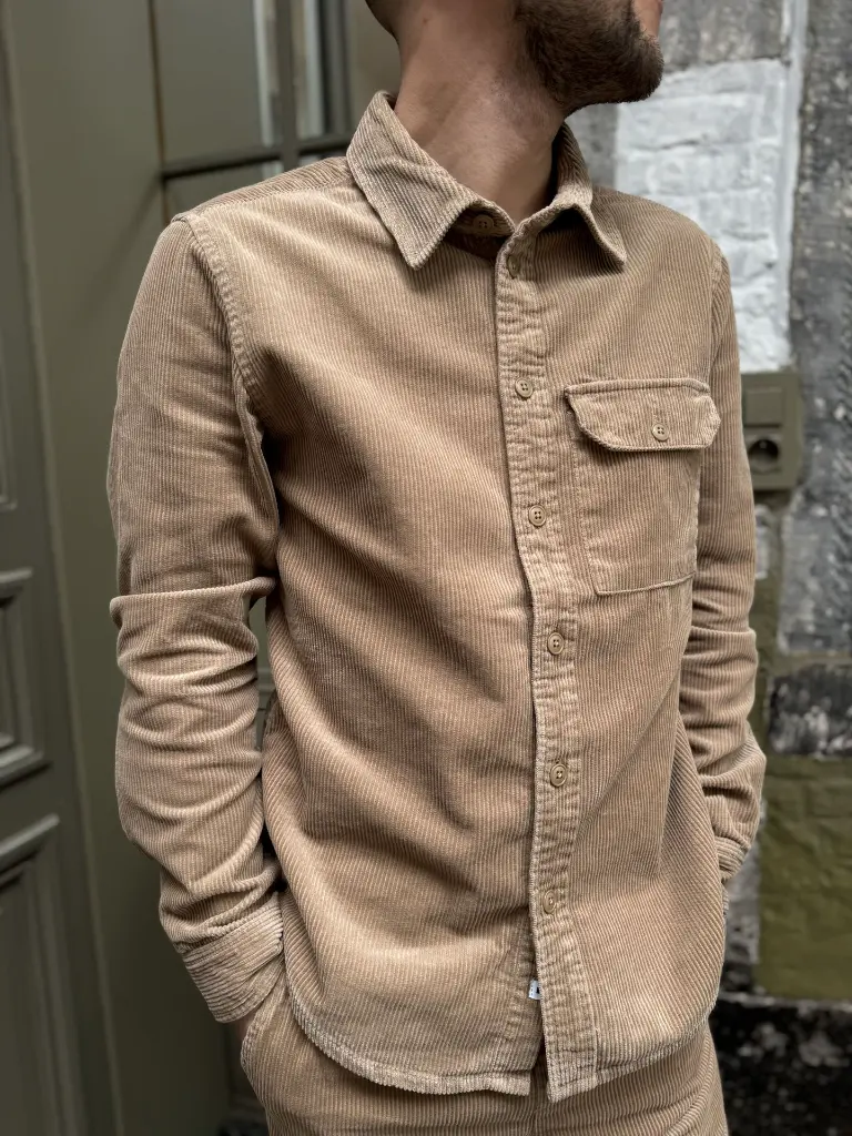 ensemble-velours-velourscotele-minimumfashion-modehomme-pantalonhomme-chemisehomme-modedurable2.webp