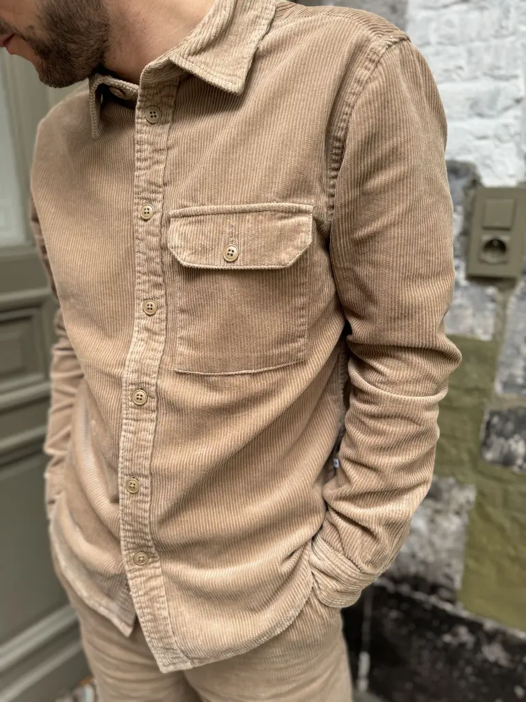 ensemble-velours-velourscotele-minimumfashion-modehomme-pantalonhomme-chemisehomme-modedurable7.webp