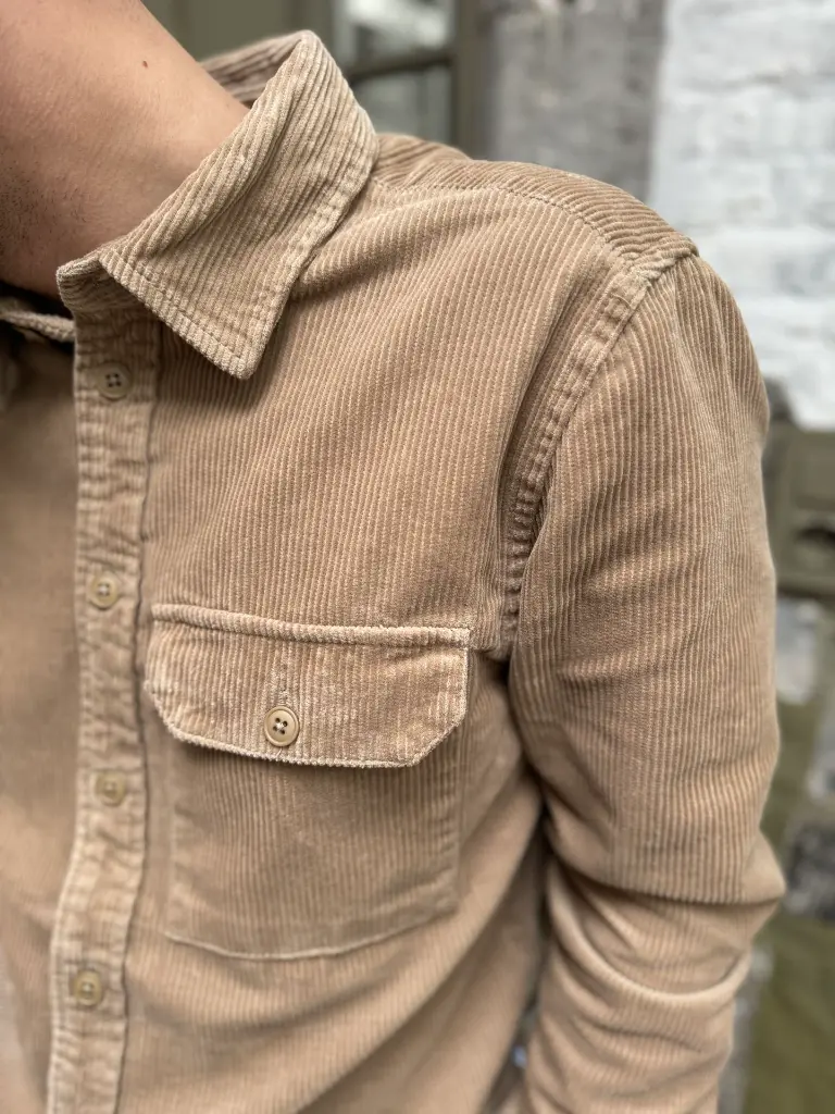 ensemble-velours-velourscotele-minimumfashion-modehomme-pantalonhomme-chemisehomme-modedurable6.webp