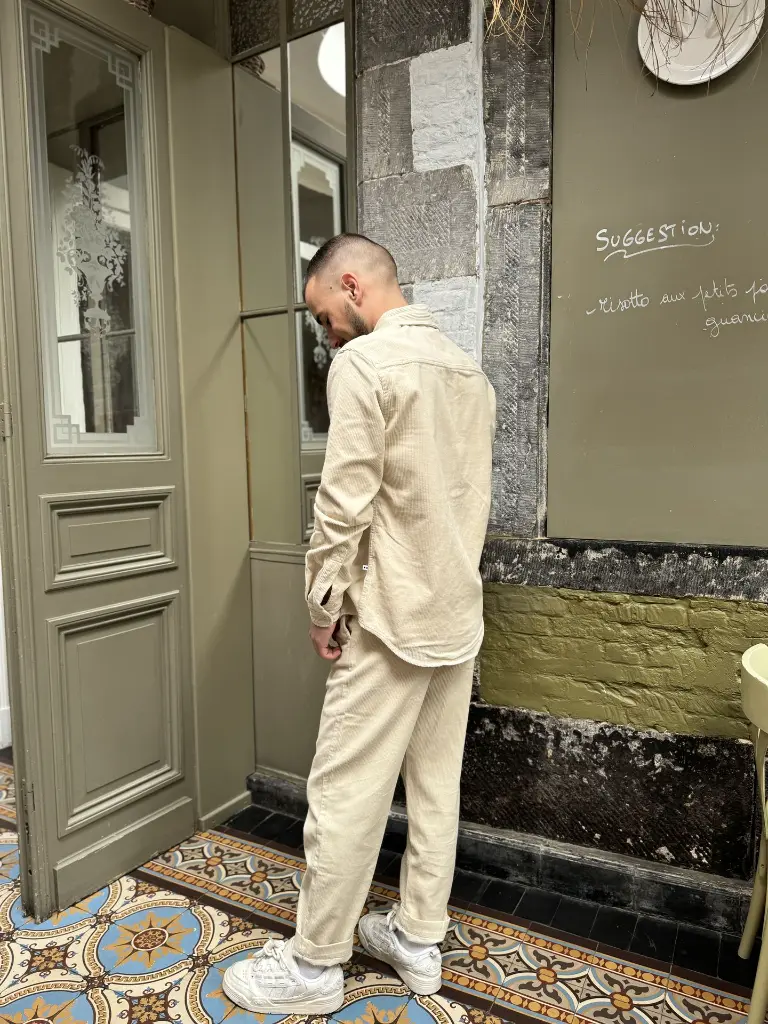 ensemble-velours-velourscotele-minimumfashion-modehomme-pantalonhomme-chemisehomme-modedurable-blanc-white-beige2.webp