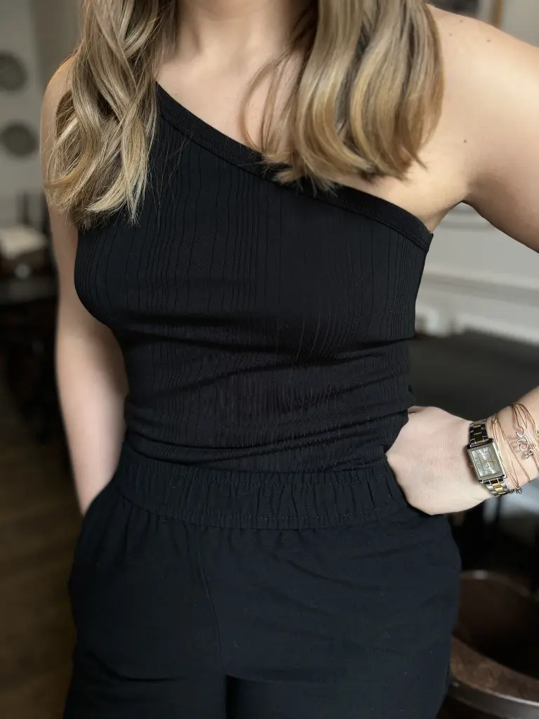 totaloutfit-pantalon-pantalondroit-pantalonnoir-blackoutfit-blackismyhappycolour-minimumfashion-top-oneshoulder2.webp