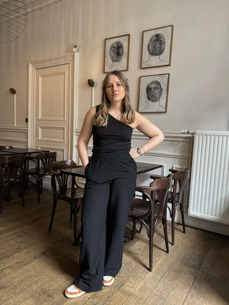 totaloutfit-pantalon-pantalondroit-pantalonnoir-blackoutfit-blackismyhappycolour-minimumfashion-top-oneshoulder3.webp