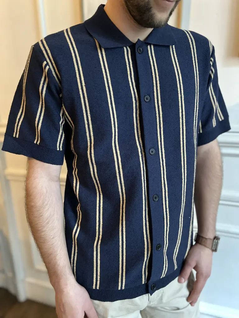 pantalon-chino-beige-polo-blue-brown-modehomme-menstyle-modepourlui-minimumfashion-fashiondetox-shirt-lignes-pololigne5.webp