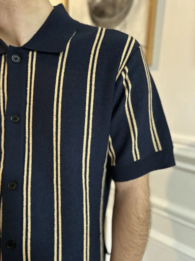pantalon-chino-beige-polo-blue-brown-modehomme-menstyle-modepourlui-minimumfashion-fashiondetox-shirt-lignes-pololigne4.webp