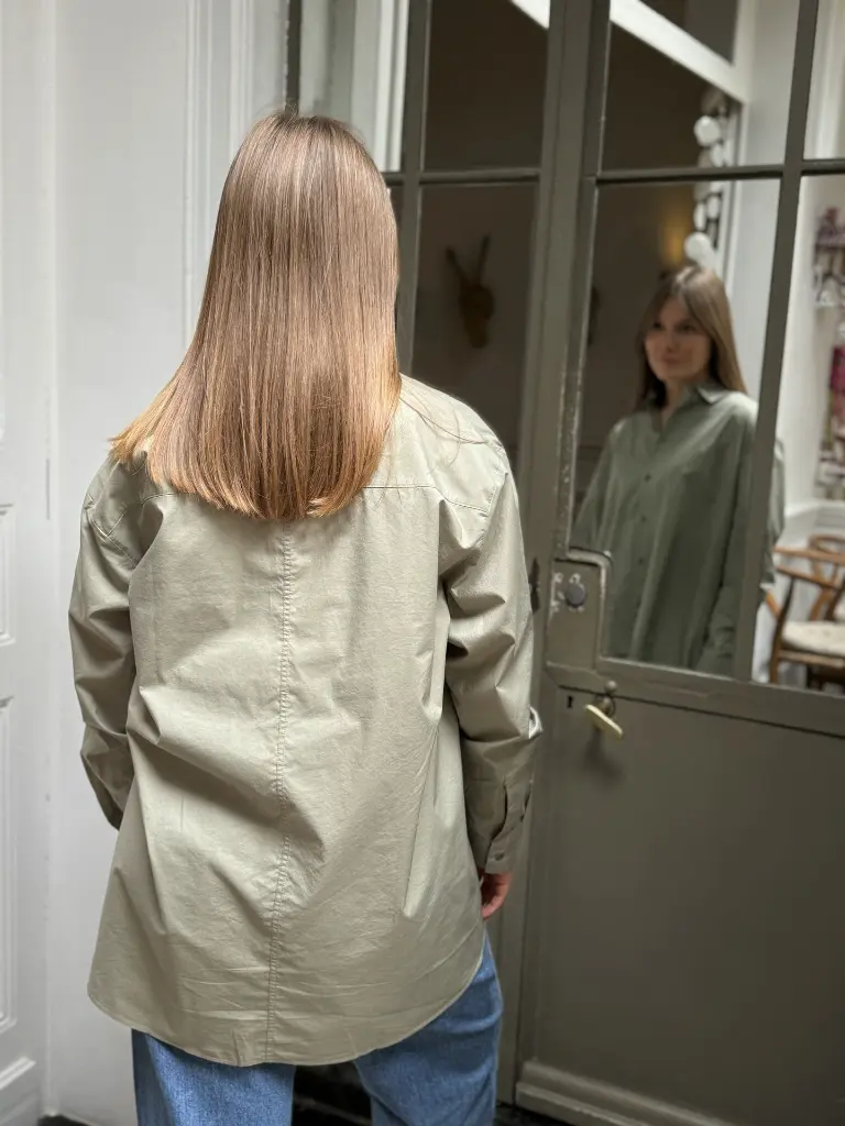 chemise-shirt-oversize-oversizeshirt-chemiseoversize-modefemme-vert-green-emeraude-armedangels-moderesponsable-madeineurope-slowfashion6.webp
