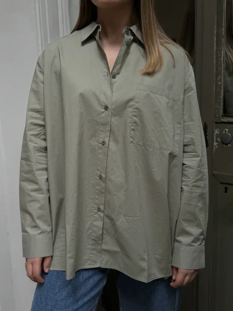 chemise-shirt-oversize-oversizeshirt-chemiseoversize-modefemme-vert-green-emeraude-armedangels-moderesponsable-madeineurope-slowfashion9.webp