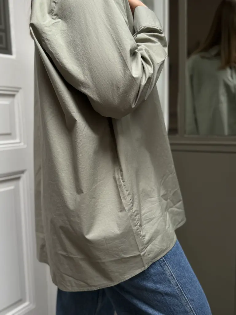 chemise-shirt-oversize-oversizeshirt-chemiseoversize-modefemme-vert-green-emeraude-armedangels-moderesponsable-madeineurope-slowfashion2.webp