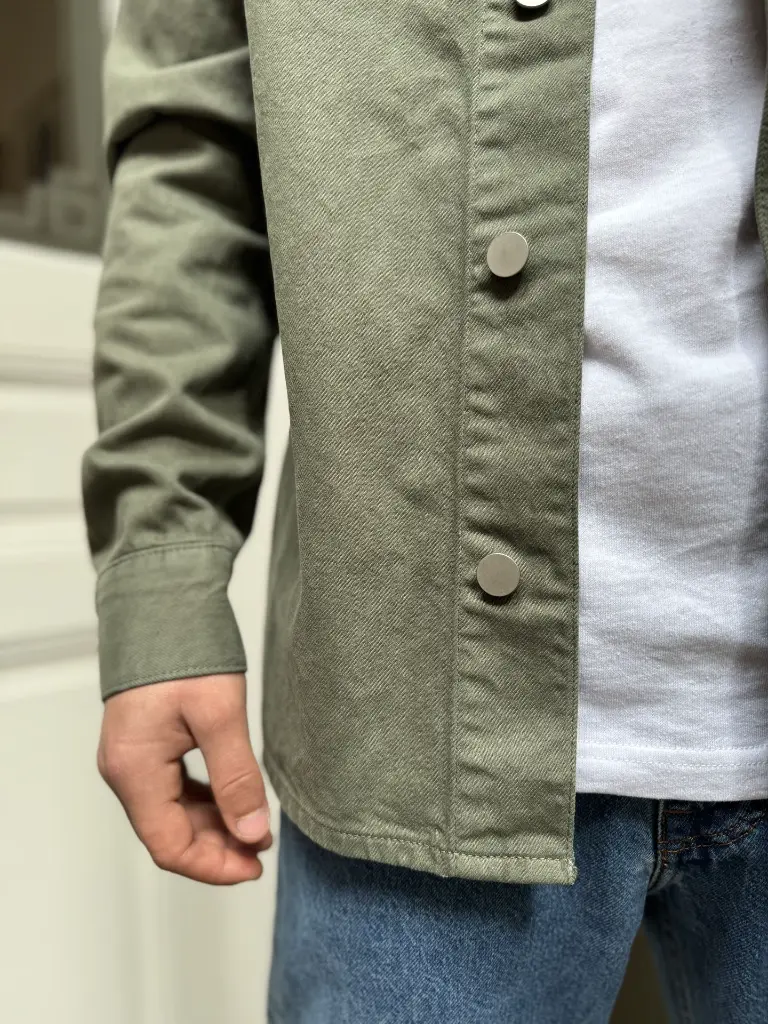 veste-kaki-vestehomme-vesteenjeans-vesteenjeanshomme-detoxdenim-green-modehomme-armedangels2.webp