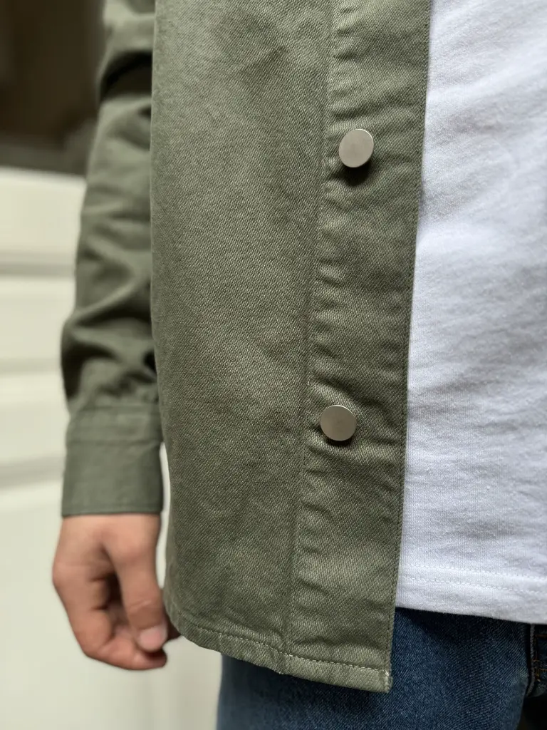 veste-kaki-vestehomme-vesteenjeans-vesteenjeanshomme-detoxdenim-green-modehomme-armedangels.webp