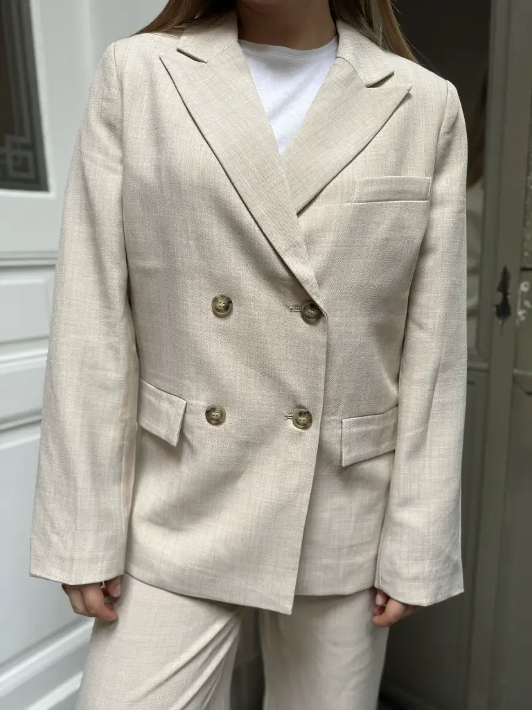 blazer-pantalon-costume-ensemble-modefemme-minimumfashion-sustainablefashion-qualityoverquantity-beige-ceremonie4.webp