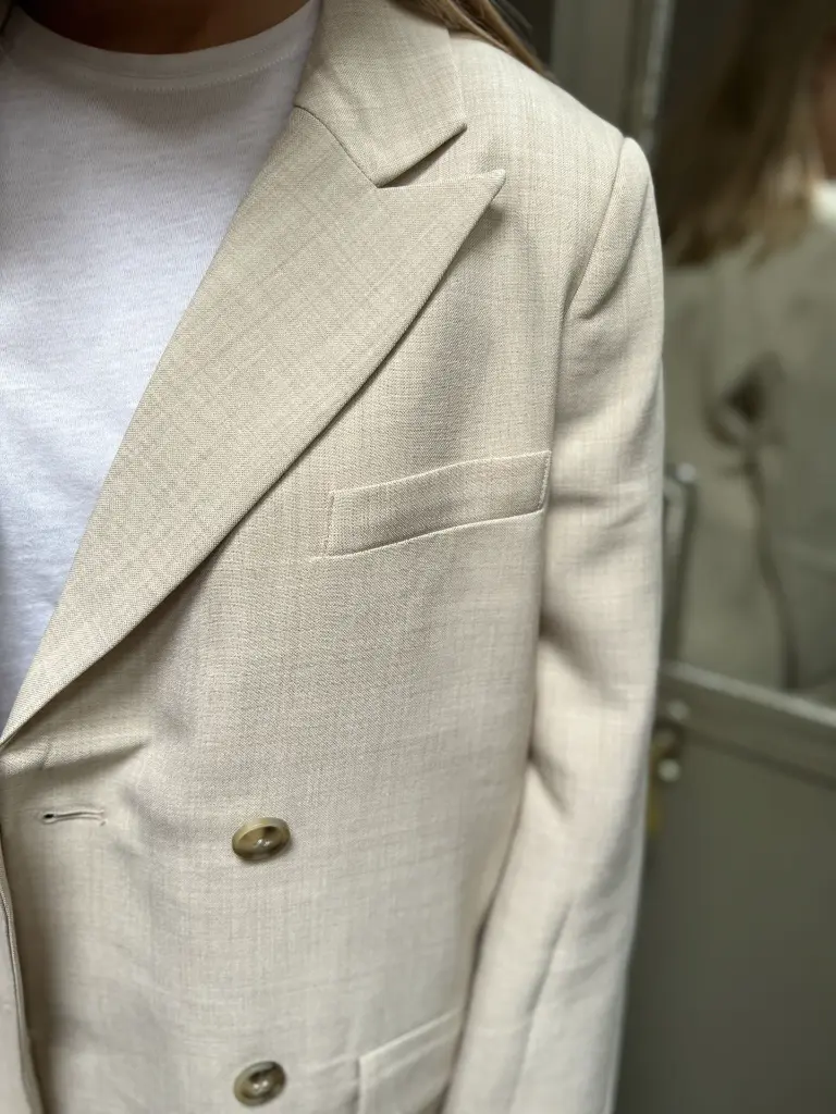 blazer-pantalon-costume-ensemble-modefemme-minimumfashion-sustainablefashion-qualityoverquantity-beige-ceremonie5.webp