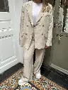 blazer-pantalon-costume-ensemble-modefemme-minimumfashion-sustainablefashion-qualityoverquantity-beige-ceremonie.webp