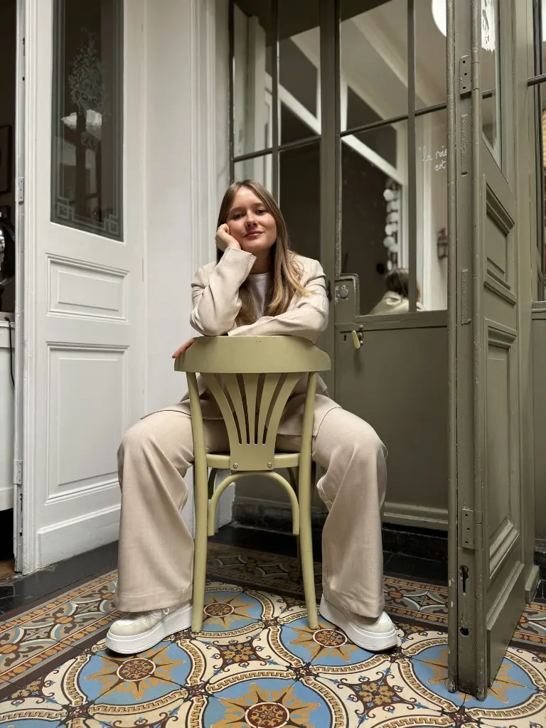blazer-pantalon-costume-ensemble-modefemme-minimumfashion-sustainablefashion-qualityoverquantity-beige-ceremonie6.webp
