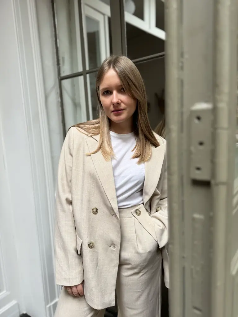 blazer-pantalon-costume-ensemble-modefemme-minimumfashion-sustainablefashion-qualityoverquantity-beige-ceremonie2.webp