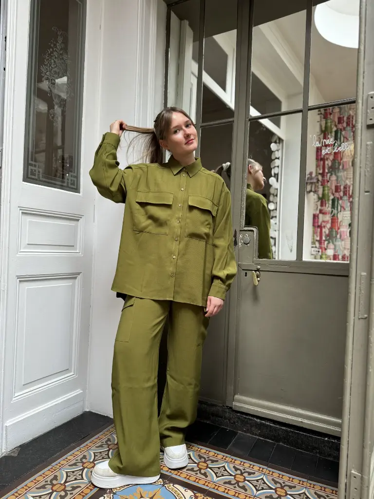 ensemble-totallook-totaloutfit-vert-green-chemise-oversize-pantalon-cargot-oversizeshirt-pants-perfectoutfit-minimumfashion2.webp