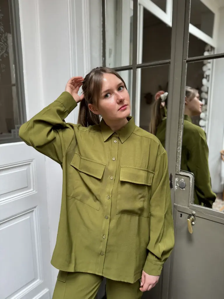 ensemble-totallook-totaloutfit-vert-green-chemise-oversize-pantalon-cargot-oversizeshirt-pants-perfectoutfit-minimumfashion3.webp