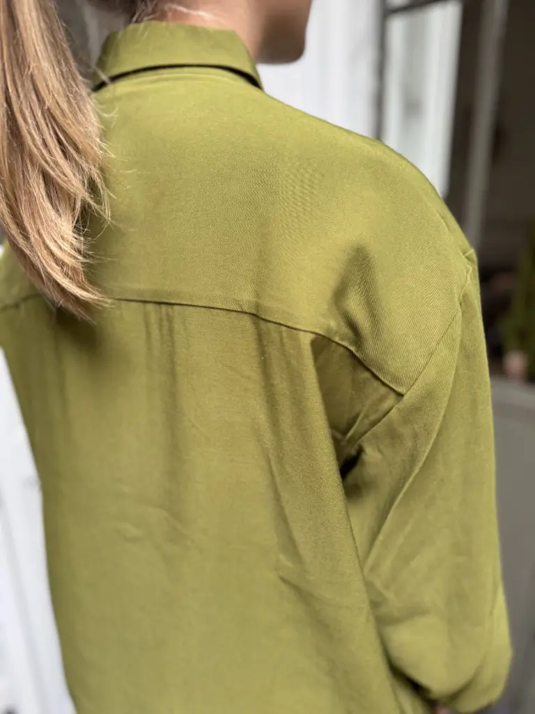 ensemble-totallook-totaloutfit-vert-green-chemise-oversize-pantalon-cargot-oversizeshirt-pants-perfectoutfit-minimumfashion4.webp