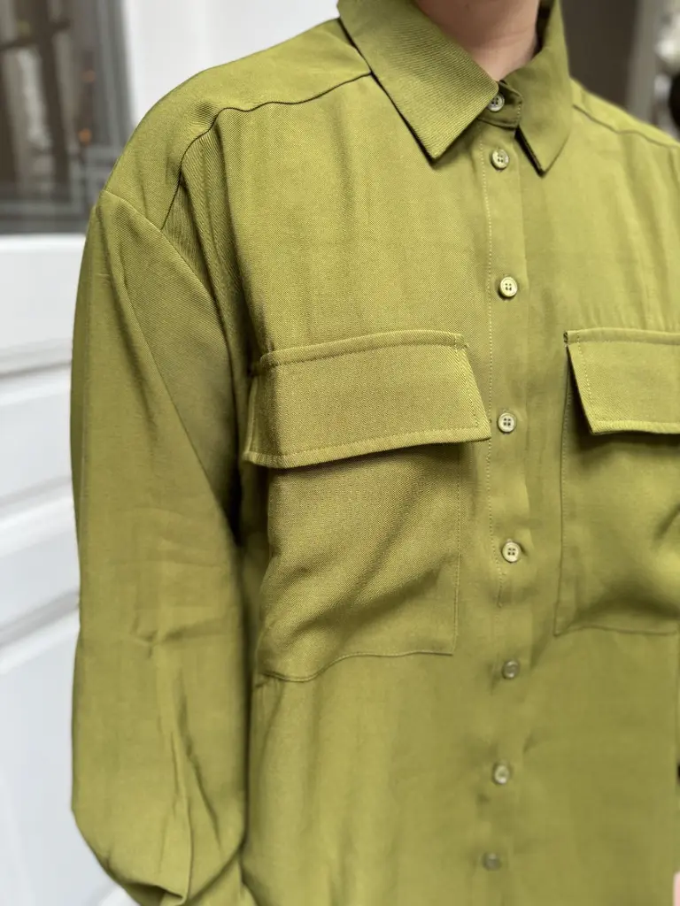 ensemble-totallook-totaloutfit-vert-green-chemise-oversize-pantalon-cargot-oversizeshirt-pants-perfectoutfit-minimumfashion5.webp