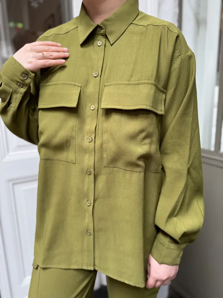 ensemble-totallook-totaloutfit-vert-green-chemise-oversize-pantalon-cargot-oversizeshirt-pants-perfectoutfit-minimumfashion6.webp