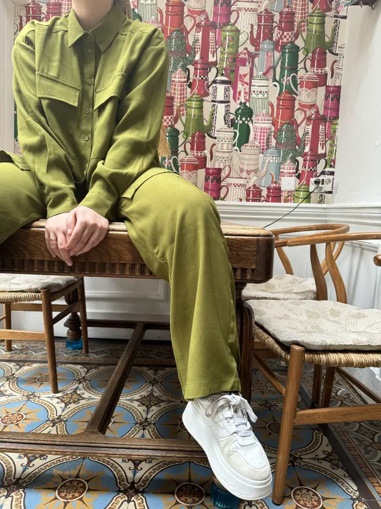 ensemble-totallook-totaloutfit-vert-green-chemise-oversize-pantalon-cargot-oversizeshirt-pants-perfectoutfit-minimumfashion.webp