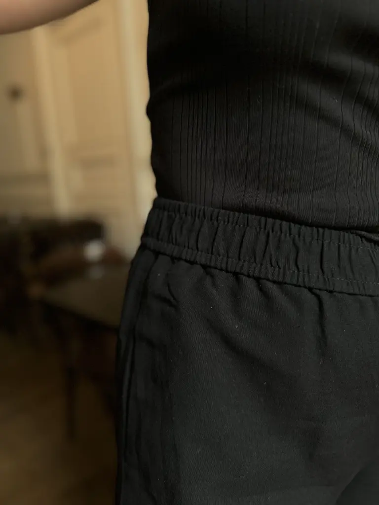totaloutfit-pantalon-pantalondroit-pantalonnoir-blackoutfit-blackismyhappycolour-minimumfashion-top-oneshoulder.webp
