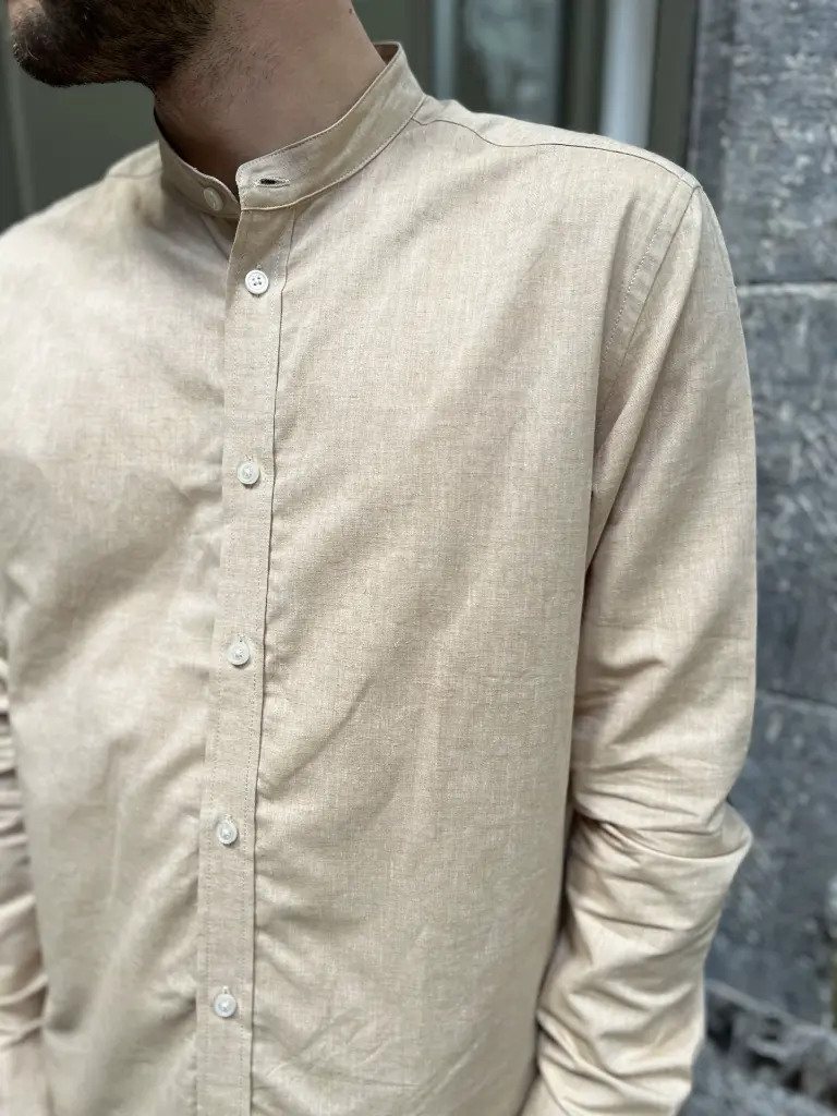 chemise-minimumfashion-agape-amour-outfitformen-menstyle-modehomme-modedurable-chemisehomme-beige4.webp