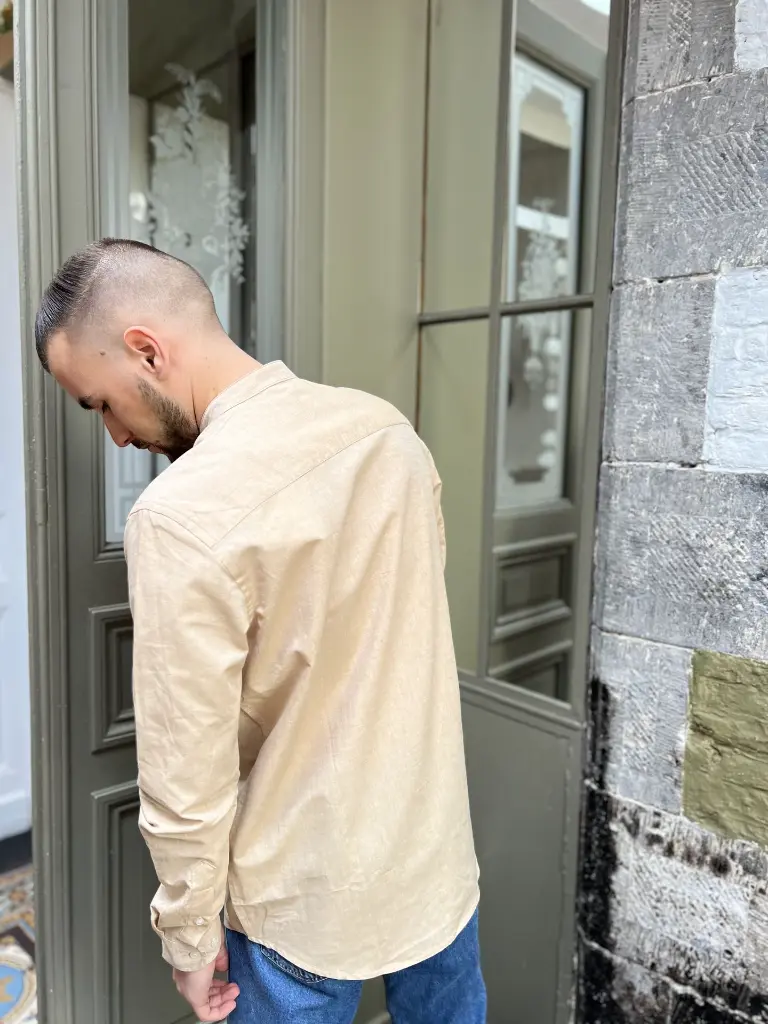 chemise-minimumfashion-agape-amour-outfitformen-menstyle-modehomme-modedurable-chemisehomme-beige.webp