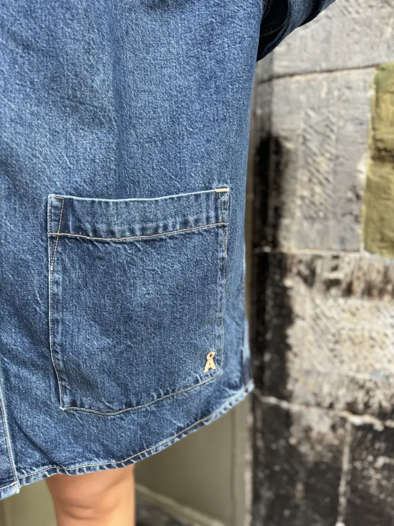vestejeans-veste-jeans-robejeans-blue-oversize-outfitoversize-armedangels-detoxdenim-modedurable-moderesponsable4.webp