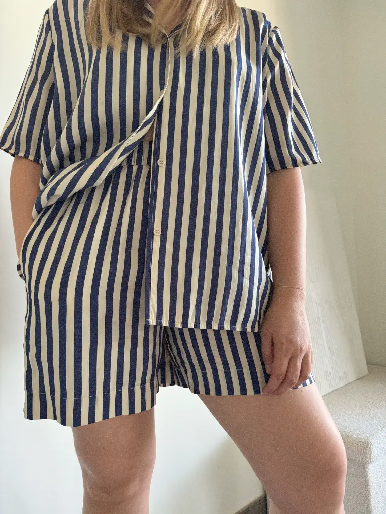 ensemble-chemise-short-rayures-chemiserayures-modefemme-minimumfashion-sustainablefashion-outfitforsummer-summeroutfit-2.webp