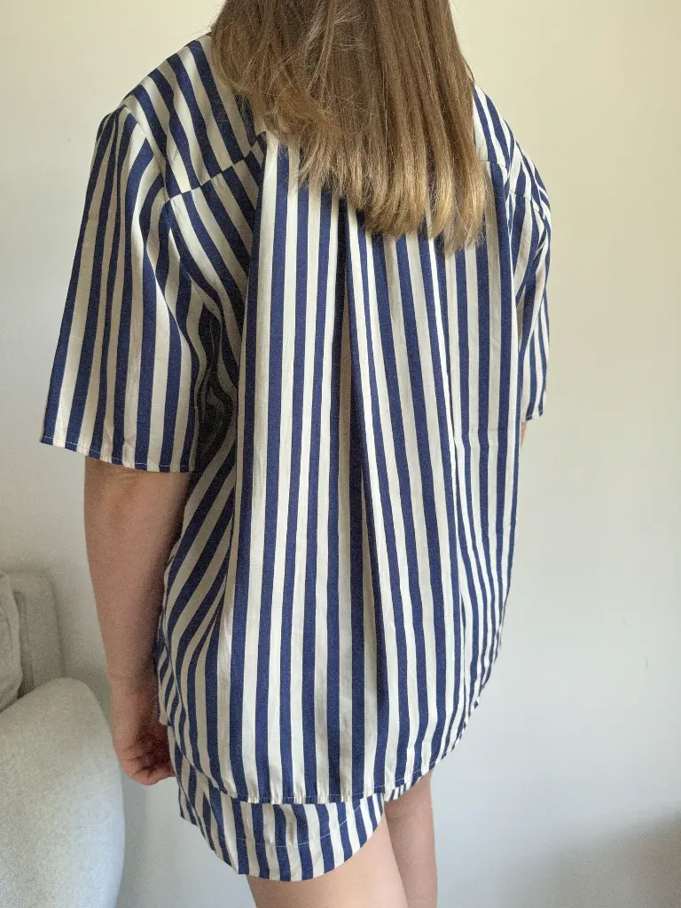 ensemble-chemise-short-rayures-chemiserayures-modefemme-minimumfashion-sustainablefashion-outfitforsummer-summeroutfit-1.webp