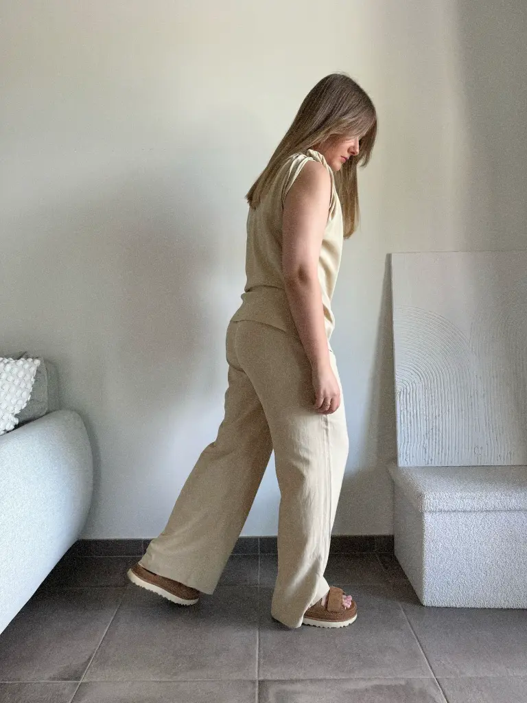 outfitbeige-sable-beige-minimumfashion-outfitforwoman-summerlook-ceremonie-top-pantalon-lin-linen-4.webp