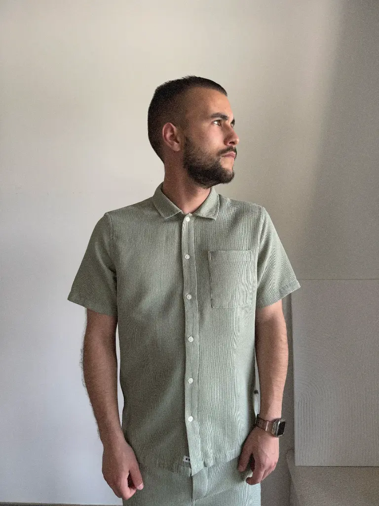 ensemble-vert-chemise-polo-green-fashionformen-outfitformen-vetements-homme-pourlui-minimumfashion-modedurable-2.webp