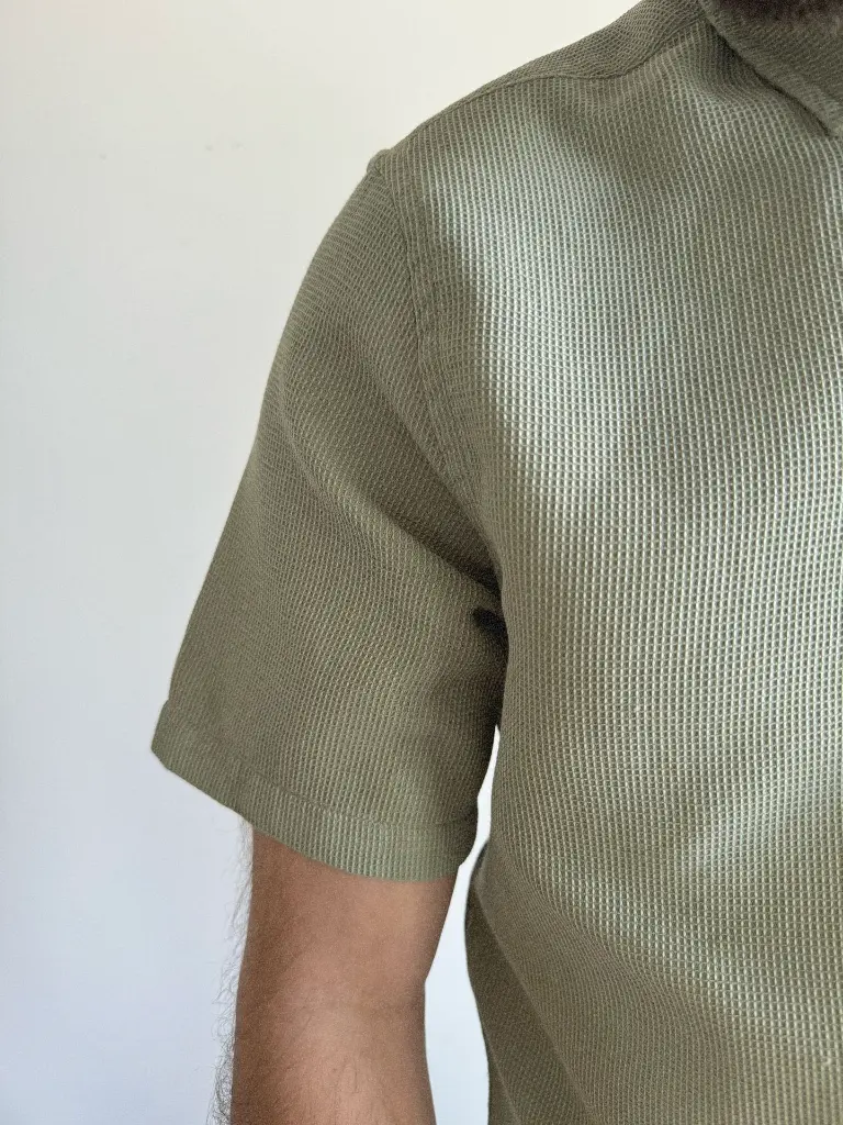 ensemble-vert-chemise-polo-green-fashionformen-outfitformen-vetements-homme-pourlui-minimumfashion-modedurable-3.webp