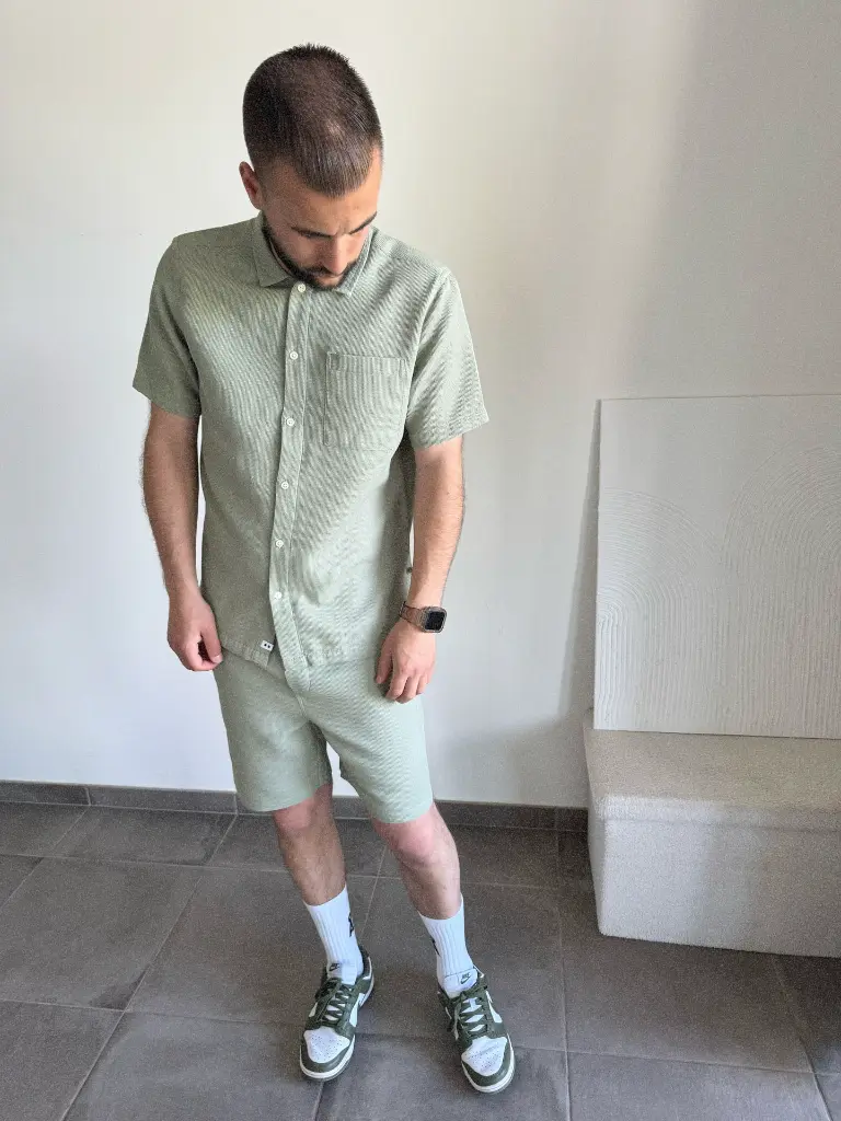 ensemble-vert-chemise-polo-green-fashionformen-outfitformen-vetements-homme-pourlui-minimumfashion-modedurable-5.webp