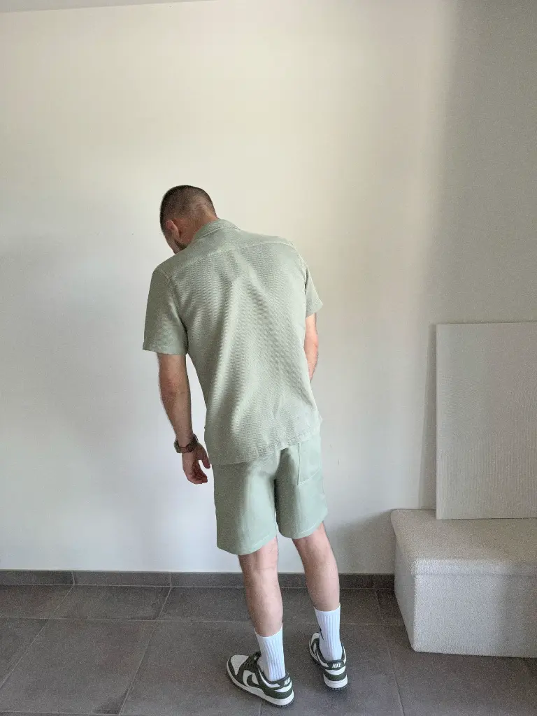 ensemble-vert-chemise-polo-green-fashionformen-outfitformen-vetements-homme-pourlui-minimumfashion-modedurable-6.webp