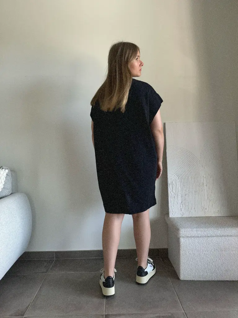robe-noir-dress-blackdress-totallook-lookblack-outfitforwoman-modefemme-modedurable-minimum-5.webp