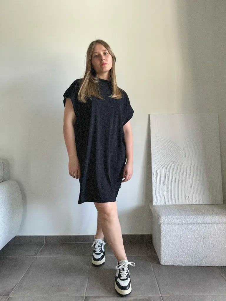 robe-noir-dress-blackdress-totallook-lookblack-outfitforwoman-modefemme-modedurable-minimum-6.webp