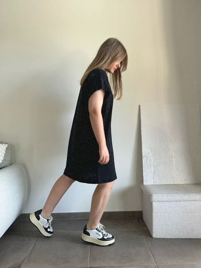 robe-noir-dress-blackdress-totallook-lookblack-outfitforwoman-modefemme-modedurable-minimum-4.webp