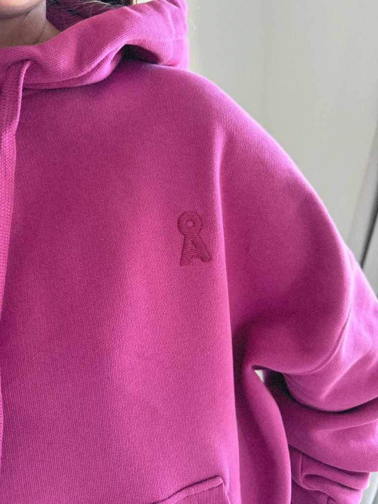pinkoutfit-summer-rose-pink-sweat-tshirt-casquette-lovepink-lookrose-modefemme-modedurable-armedangels-totallook-2.webp