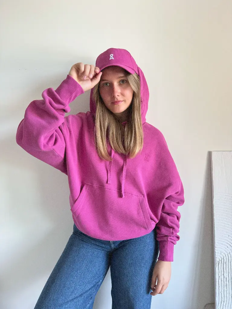 pinkoutfit-summer-rose-pink-sweat-tshirt-casquette-lovepink-lookrose-modefemme-modedurable-armedangels-totallook-8.webp