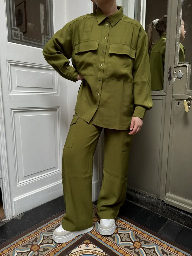ensemble-totallook-totaloutfit-vert-green-chemise-oversize-pantalon-cargot-oversizeshirt-pants-perfectoutfit-minimumfashion8.webp
