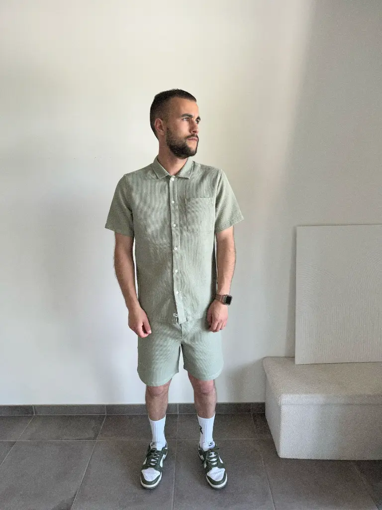 ensemble-vert-chemise-polo-green-fashionformen-outfitformen-vetements-homme-pourlui-minimumfashion-modedurable-12.webp