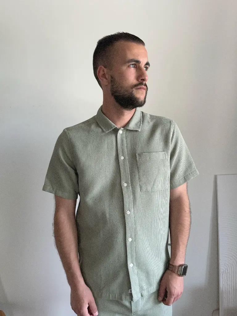 ensemble-vert-chemise-polo-green-fashionformen-outfitformen-vetements-homme-pourlui-minimumfashion-modedurable-11.webp