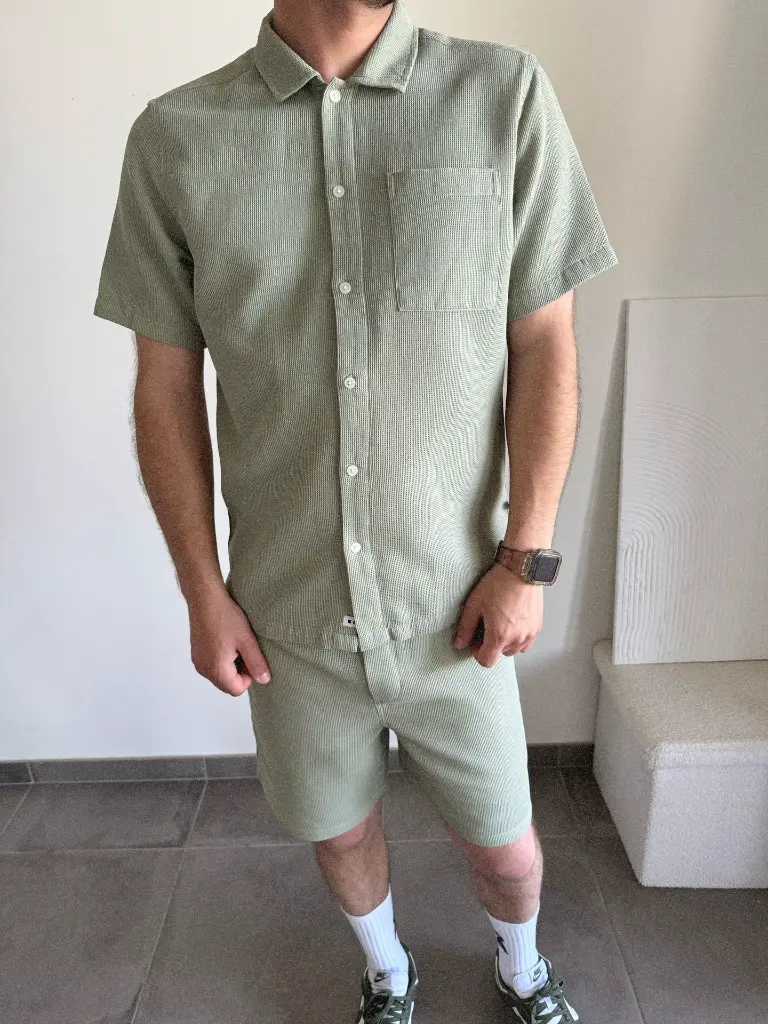 ensemble-vert-chemise-polo-green-fashionformen-outfitformen-vetements-homme-pourlui-minimumfashion-modedurable-4.webp