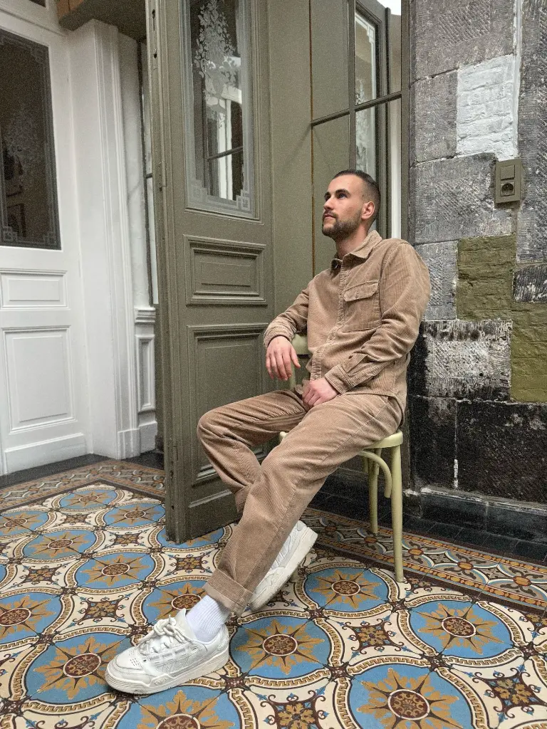 ensemble-totallook-totaloutfit-outfitformen-minimumfashion-modehomme-lui-minimalisme-confort-brun-camel.webp
